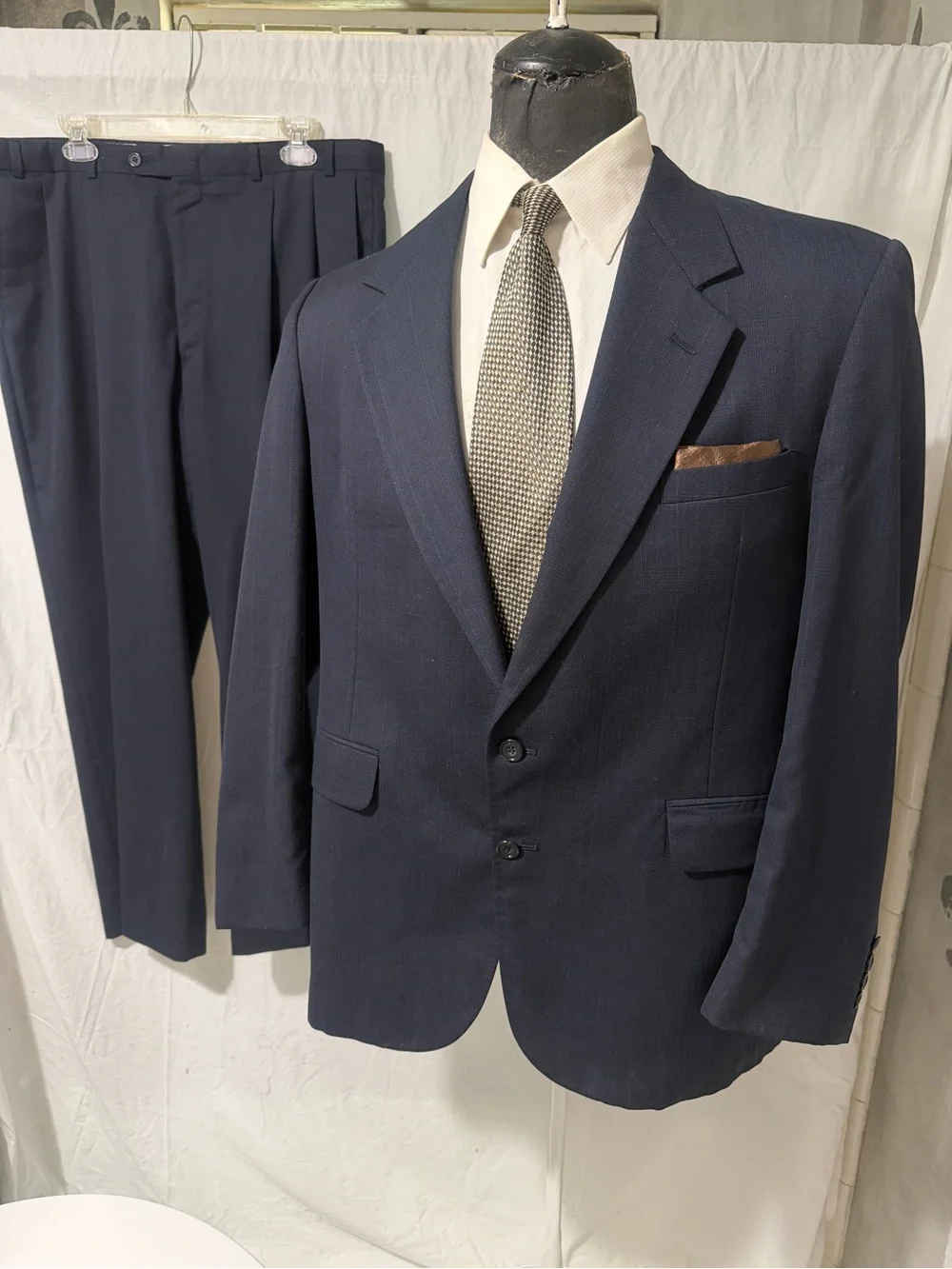 Evan Picone Men's Navy Blue Two-Piece Suit imported Fabrics. ☑️
